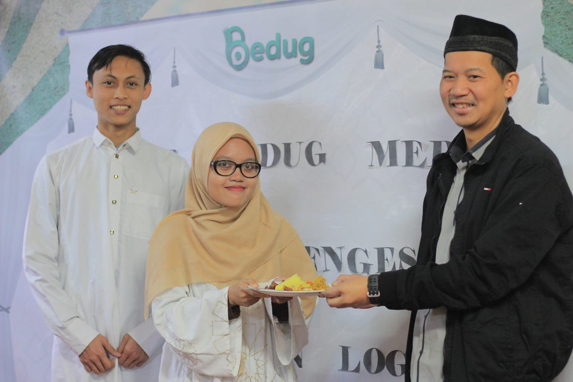 Penyerahan Tumpeng oleh Pinum kepada Ketua Tanfidziyah PCINU Mesir. Dari kiri Firdaus, Ainul, Kiai Faiz.
Sumber: Dokumentasi